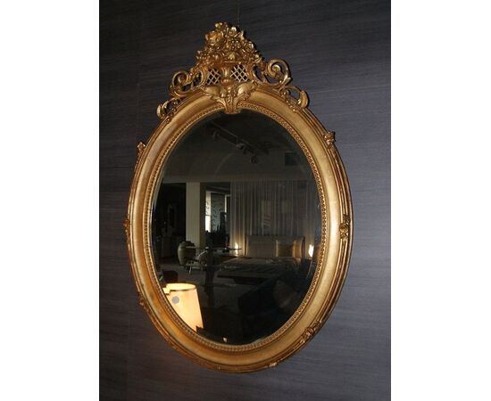 Specchiera ovale orizzontale francese del 1800 stile Luigi XV dorata foglia oro
