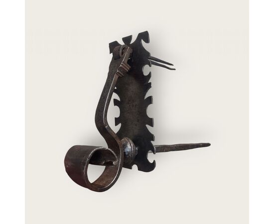 Piccolo battiporta in ferro forgiato XVII secolo