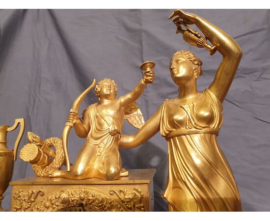 Pendola in bronzo dorato  "Ebe con amorino". Misure cm h. 47x34,5x12,5