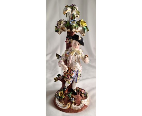statua in porcellana "ragazzo con cesto di frutta".