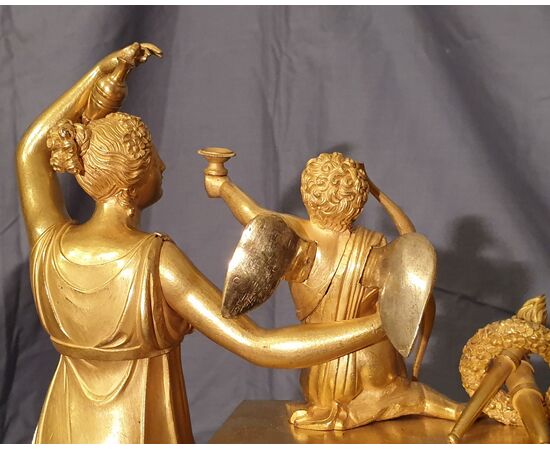 Pendola in bronzo dorato  "Ebe con amorino". Misure cm h. 47x34,5x12,5