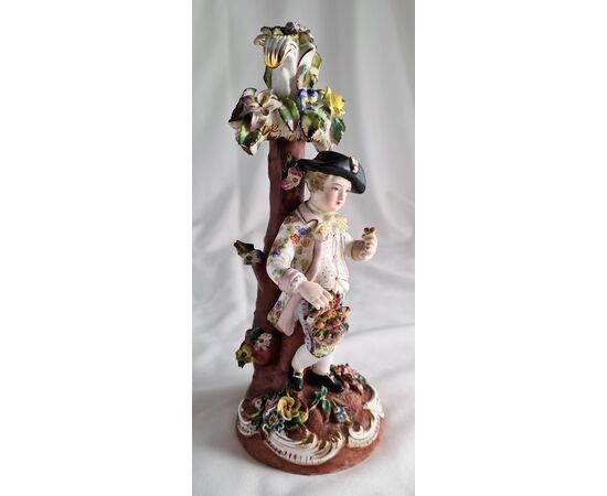 statua in porcellana "ragazzo con cesto di frutta".