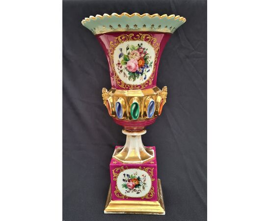 Manifattura Vecchia Parigi, primo XIX secolo Vaso in porcellana policroma.