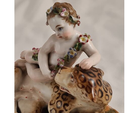 Figura in porcellana "Putto su leopardo".