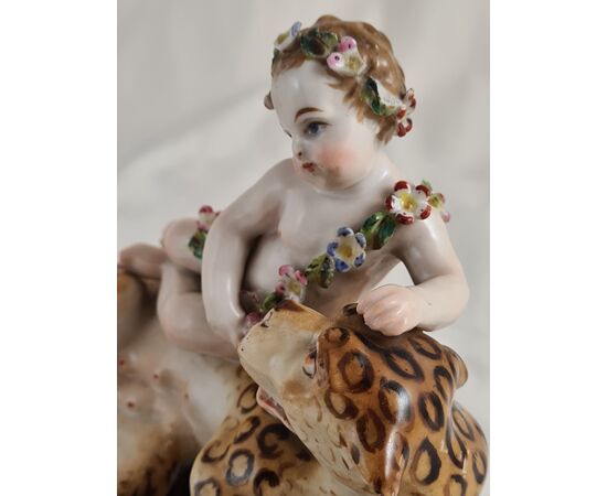 Figura in porcellana "Putto su leopardo".
