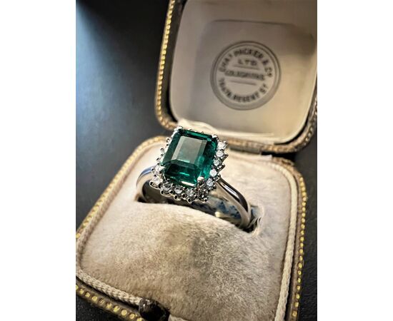 Anello  con Smeraldo  e  Diamanti 