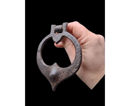 Maniglia o piccolo battente in ferro forgiato XVI secolo