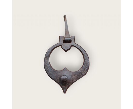Maniglia o piccolo battente in ferro forgiato XVI secolo