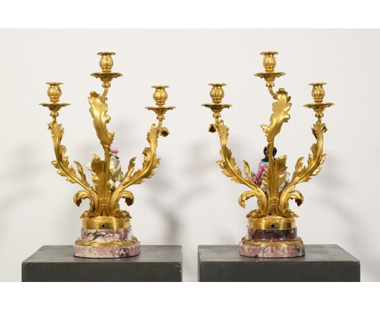 Coppia di candelabri in bronzo dorato e porcellana di Meissen policroma, base in marmo, Francia XIX secolo