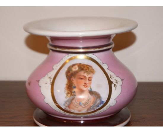 Piccolo vaso francese in porcellana rosa del 1800 con Dama dipinta