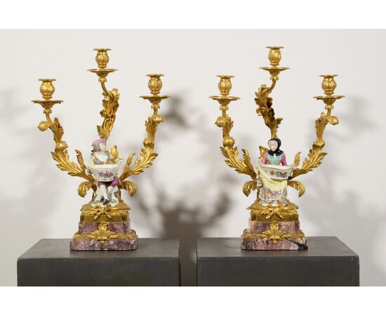 Coppia di candelabri in bronzo dorato e porcellana di Meissen policroma, base in marmo, Francia XIX secolo