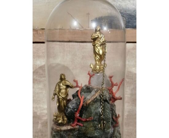 Composizione ex voto in pietra con coralli e statuine in bronzo della Vergine e San Diocleziano entro teca in vetro - '800