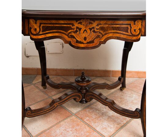 Tavolino/Scrittoio Napoleone III Francese in legni esotici pregiati con innesti di intarsio in argento. Periodo XIX secolo.