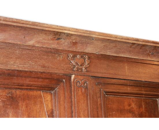 Grande Maestosa credenza di inizio 1800 stile Provenzale Francese in legno di noce con intagli