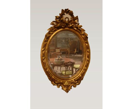 Specchiera ovale verticale con cimasa stile Luigi XV del 1800 dorata foglia oro