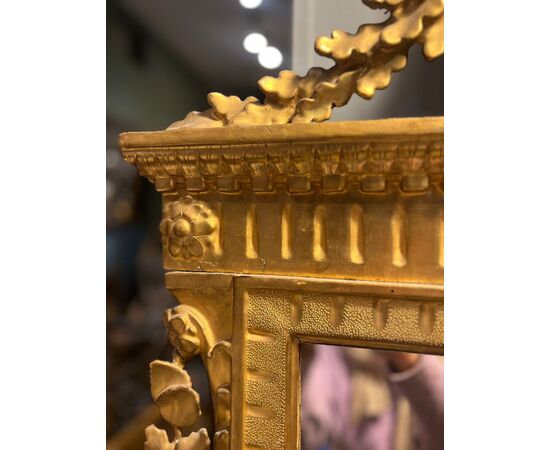 Bellissima specchiera in legno dorato