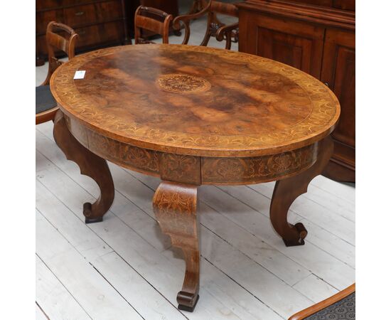 Tavolo ovale in radica di noce allungabile riccamente intarsiato epoca fine 800