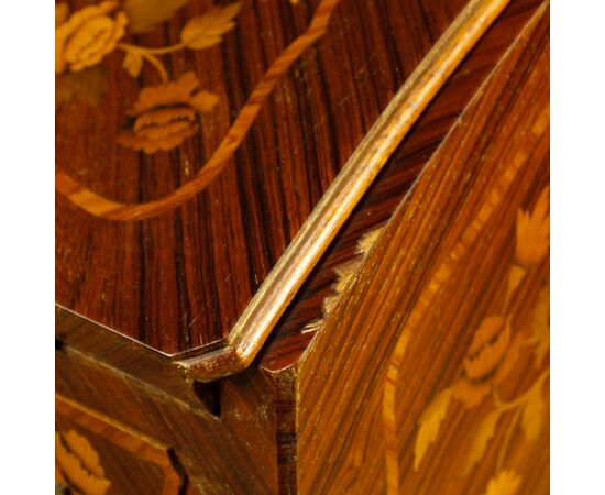 Ribalta in legno intarsiato del XX secolo