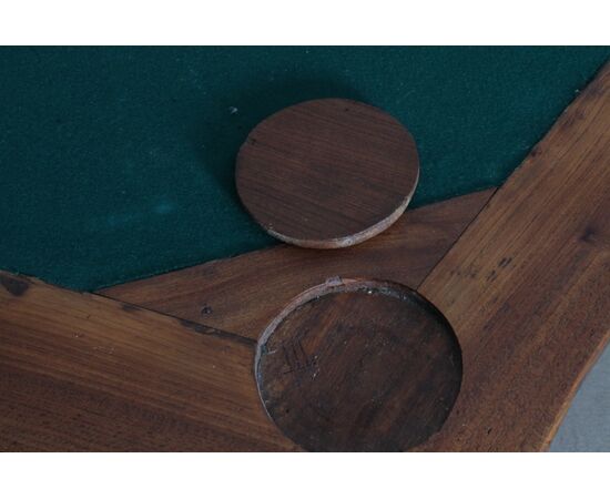 Antico Tavolo da gioco Art decò 1940 in olmo e panno verde. Diametro cm 112 Altezza cm 75 