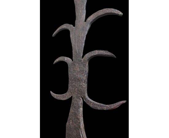 Bella inferriata in ferro forgiato e scalpellato del tipo pelagatti XVII secolo 
