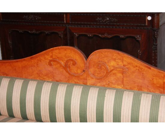 Divano Nord Europa stile Biedermeier del 1800 in legno di betulla con motivi di intaglio
