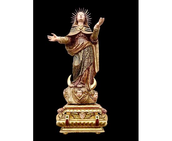 Scultura lignea policroma con lumeggiature in oro,Madonna con corona in argento.Liguria.
