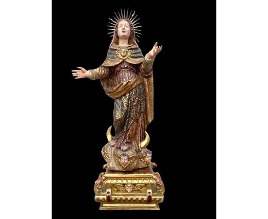 Scultura lignea policroma con lumeggiature in oro,Madonna con corona in argento.Liguria.