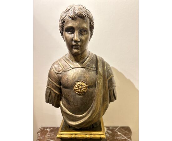 Busto di legno di un giovane Imperatore Romano