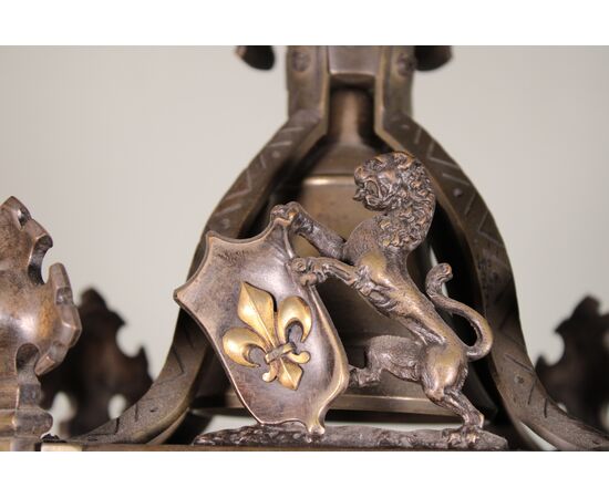 Orologio antico da tavolo in stile gotico