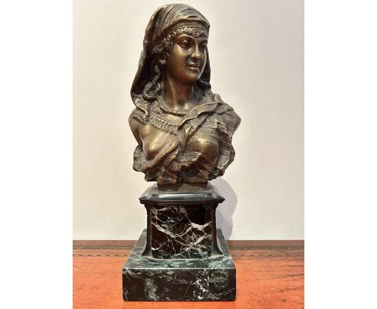 Donna orientale, bronzo, firmato "MOREAU"