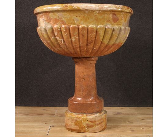 Italian basin in red Verona marble from the 19th century
