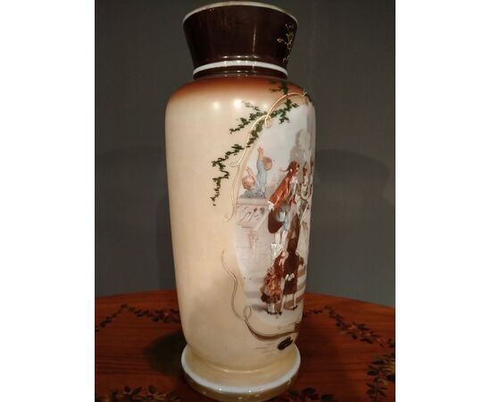 Coppia di vasi francesi in opaline dipinti del 1800 con personaggi