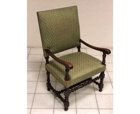 Spool armchair in walnut. 17th century     