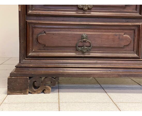 Lombard walnut chest of drawers. Brescia 17th century     