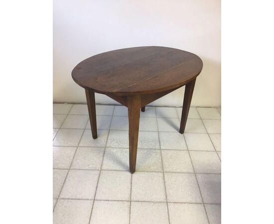 Oval table in Emilia walnut, early 19th century     