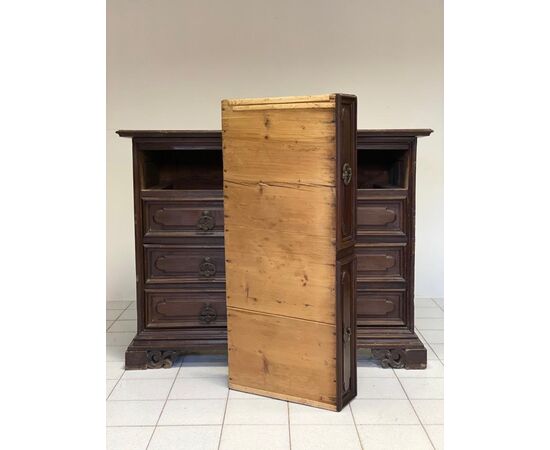 Lombard walnut chest of drawers. Brescia 17th century     