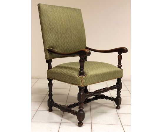 Spool armchair in walnut. 17th century     