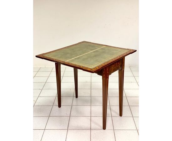 Tavolino olandese da gioco intarsiato . Fine XVIII secolo 