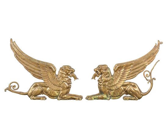 Coppia di alari da camino in bronzo dorato. Francia, inizi XIX sec.