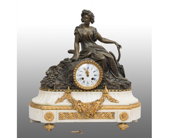 Orologio antico Napoleone III Francese in bronzo e marmo raffigurante l'allegoria dell'estate. Periodo XIX secolo.
