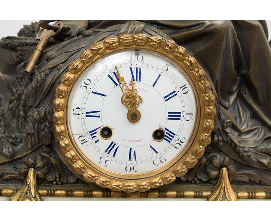 Orologio antico Napoleone III Francese in bronzo e marmo raffigurante l'allegoria dell'estate. Periodo XIX secolo.