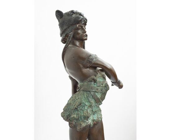 Scultura antica in bronzo patinato raffigurante "Vercingetorige". Francia inizio XX secolo.
