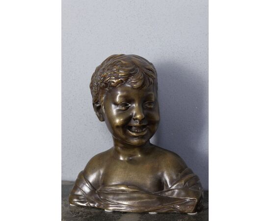 Statua in bronzo di un giovane ragazzo