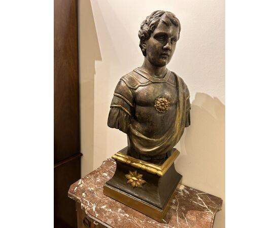 Busto di legno di un giovane Imperatore Romano