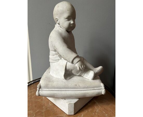 Scultura di un bambino in marmo bianco