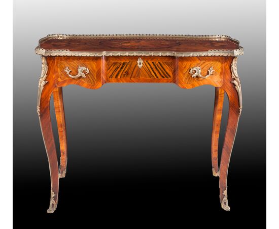 Tavolino da centro lastronato e intarsiato in legni diversi Francia XIX secolo
