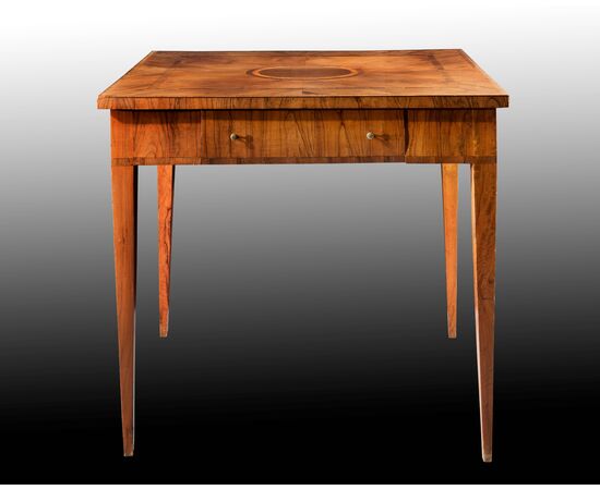 Tavolino lastronato in ulivo e intarsiato in legni diversi Toscana fine del XVIII secolo