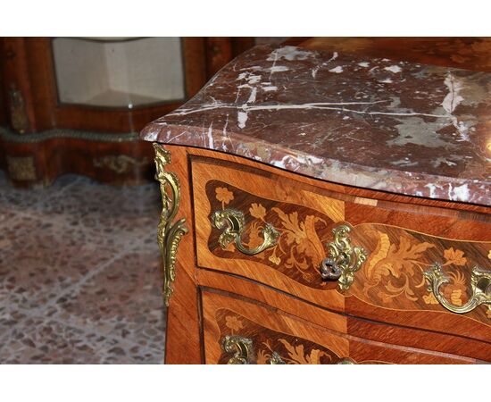 Comoncino francese del 1800 a tre cassetti con ricchi motivi di intarsio e marmo