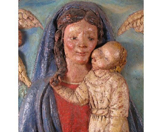 Madonna con Bambino, tondo in terracotta policroma del XX° secolo