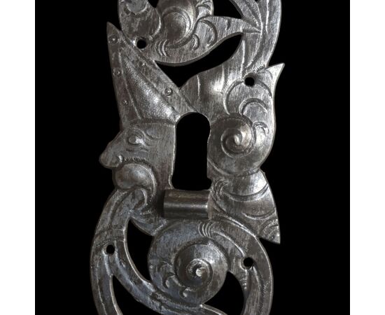 Splendida bocchetta in ferro forgiato inciso e traforato con pomolo XVII secolo 